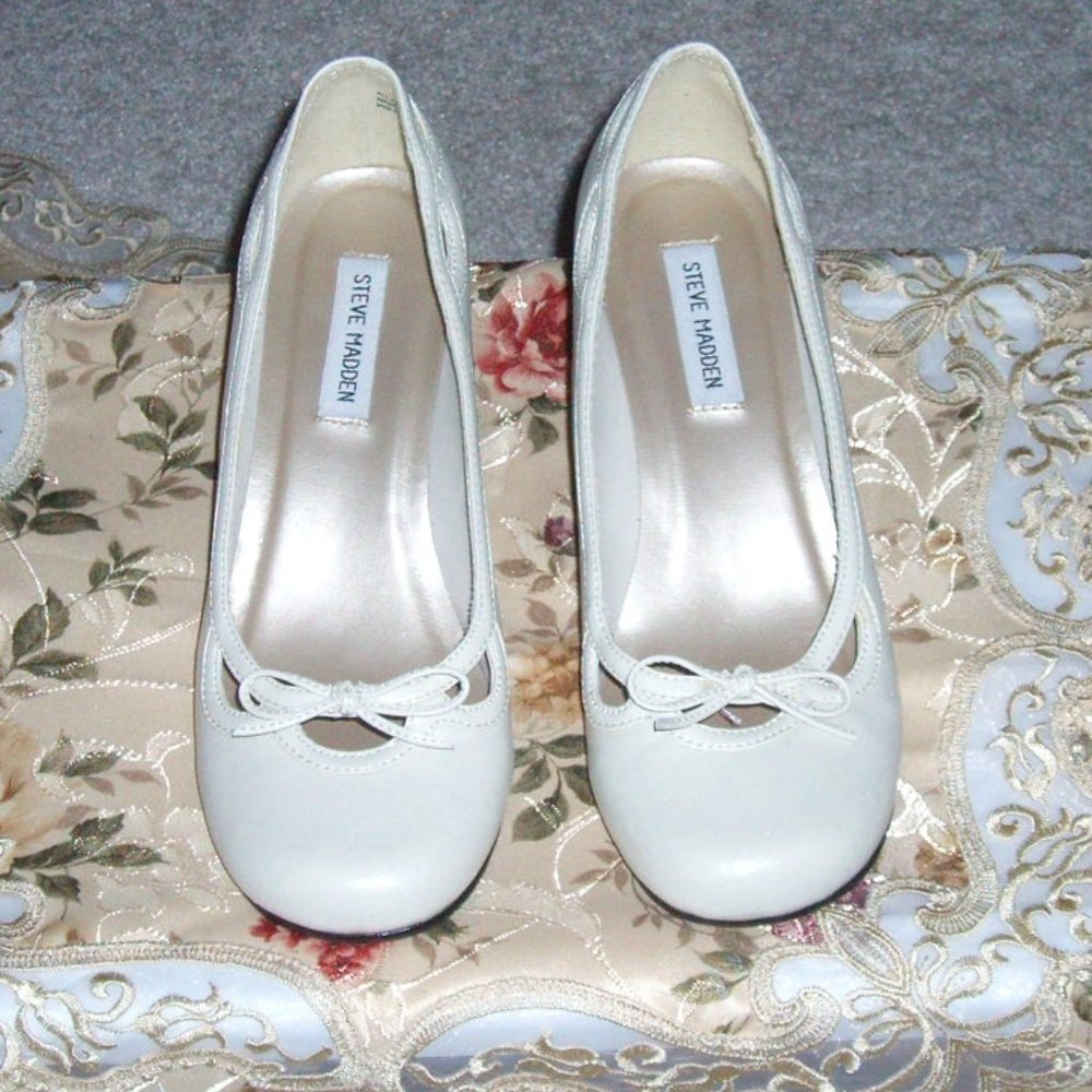 Steve Madden Ivory Pumps with Bows and Cute Cut Out Design - Size 9 Medium
